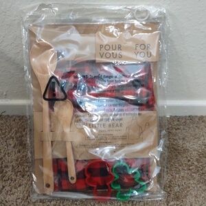 NEW BIG BEAR LITTLE BEAR COOKING SET NEVER OPENED